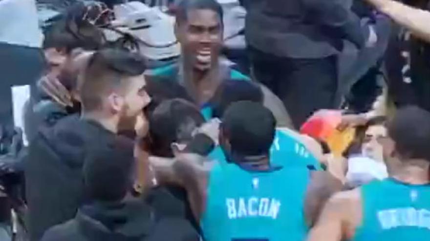 Celebración de los Hornets con Lamb.