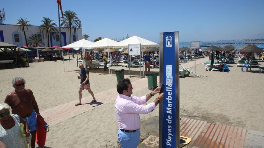 El concejal de Playas, Manuel Cadeña, se descarga la aplicación en su móvil.