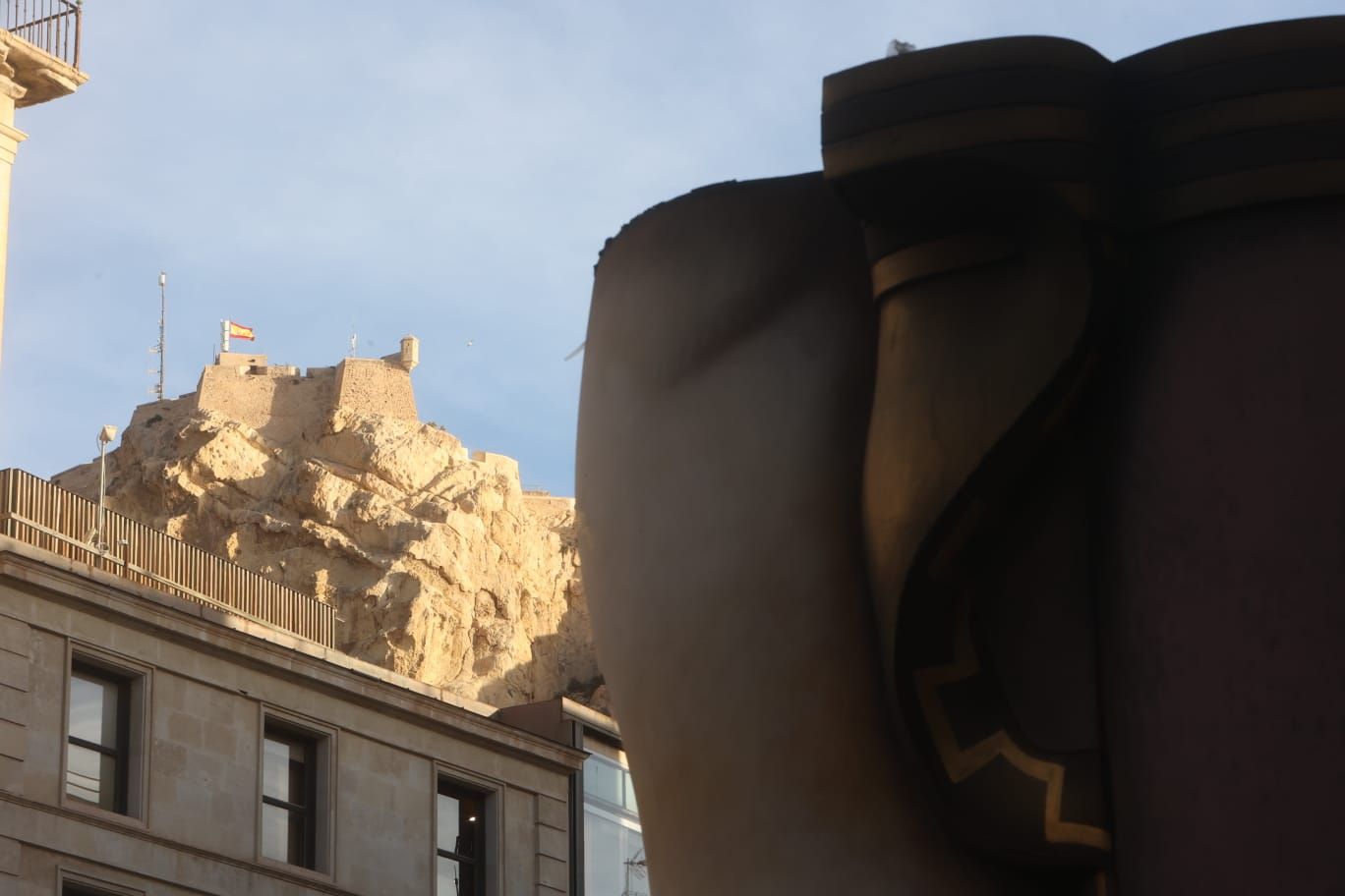 El Belén Gigante de Alicante ya se está montando en la Plaza del Ayuntamiento