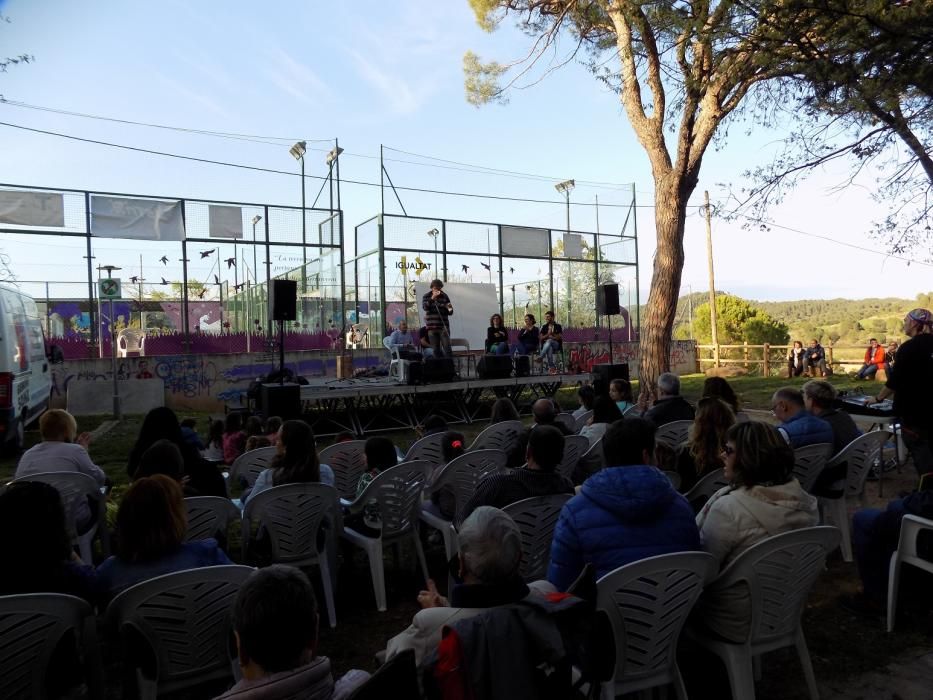 El cantant de Txarango presenta els dibuixos de Gubianas a Navàs