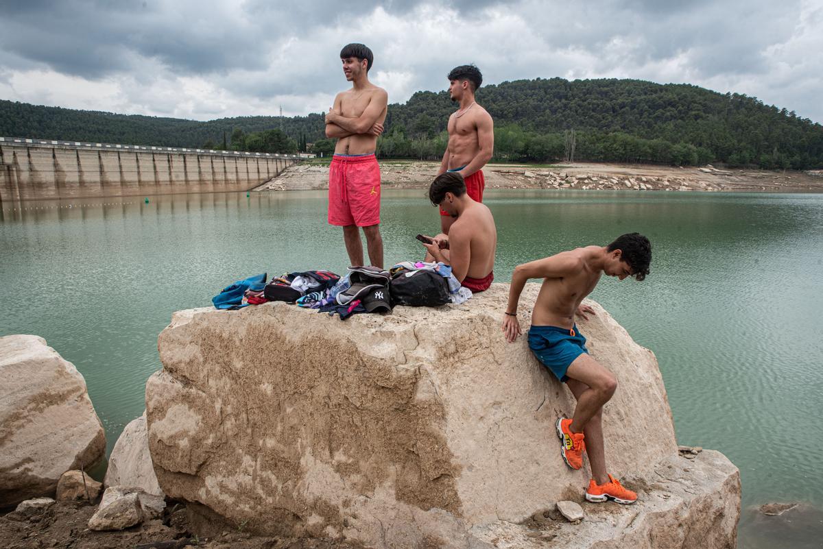 Banyistes a la vora de la presa del pantà de Sant Ponç, a Clariana de Cardener