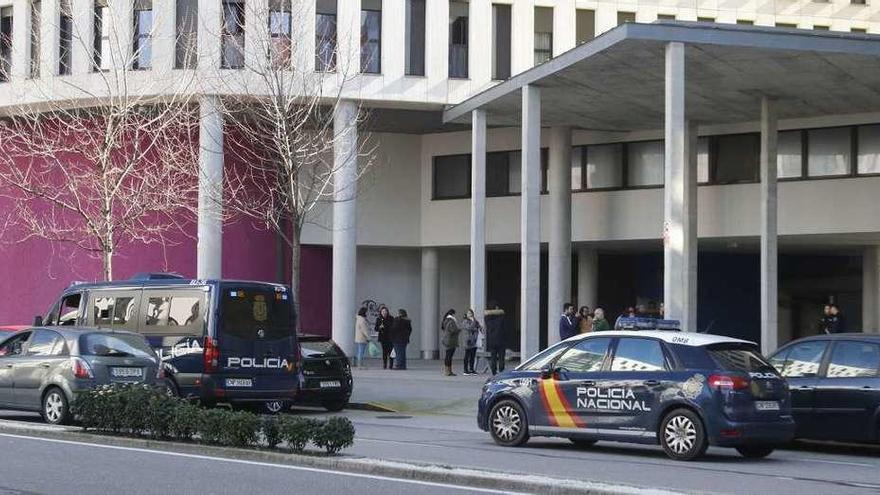 Dos vehículos de la Policía Nacional, ayer, en la zona en la que ocurrieron los hechos. // Alba Villar