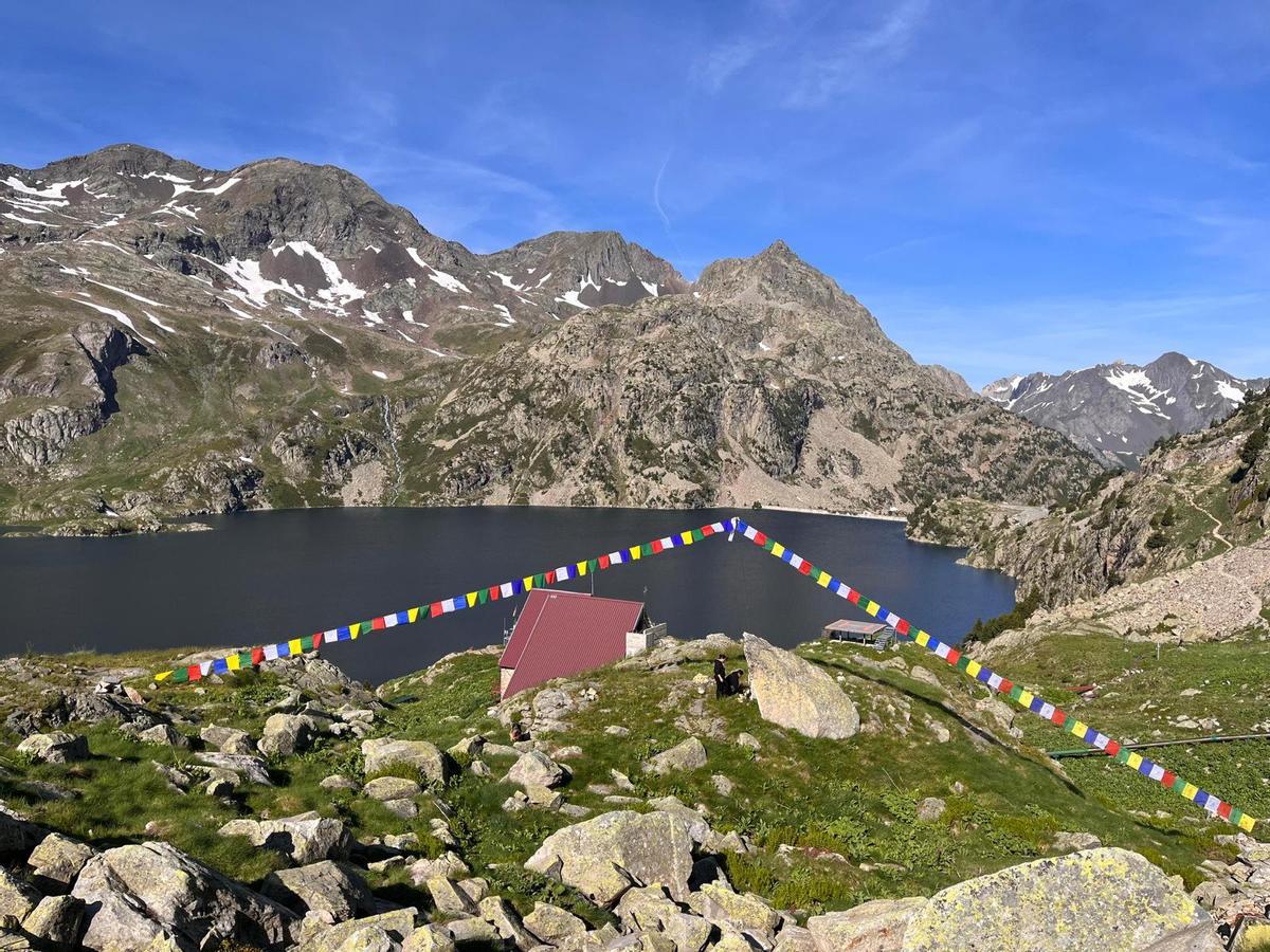 El sherpa ha colocado las banderolas de colores en respeto a las deidades de las montañas.