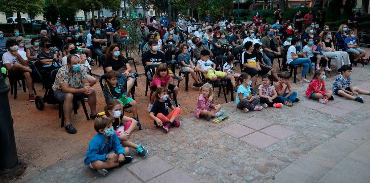 Decenas de personas de todas las edades contemplaron ayer el espectáculo que tuvo lugar en la Glorieta 20 de Febrer.