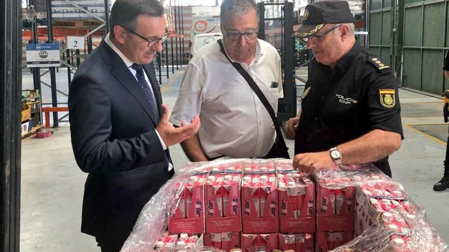 La Policía y el delegado del Gobierno entregaron los 18.000 litros de leche al Banco de Alimentos.