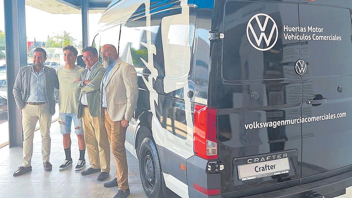 Presentación del acuerdo entre Huertas Motor y Pedro Acosta.