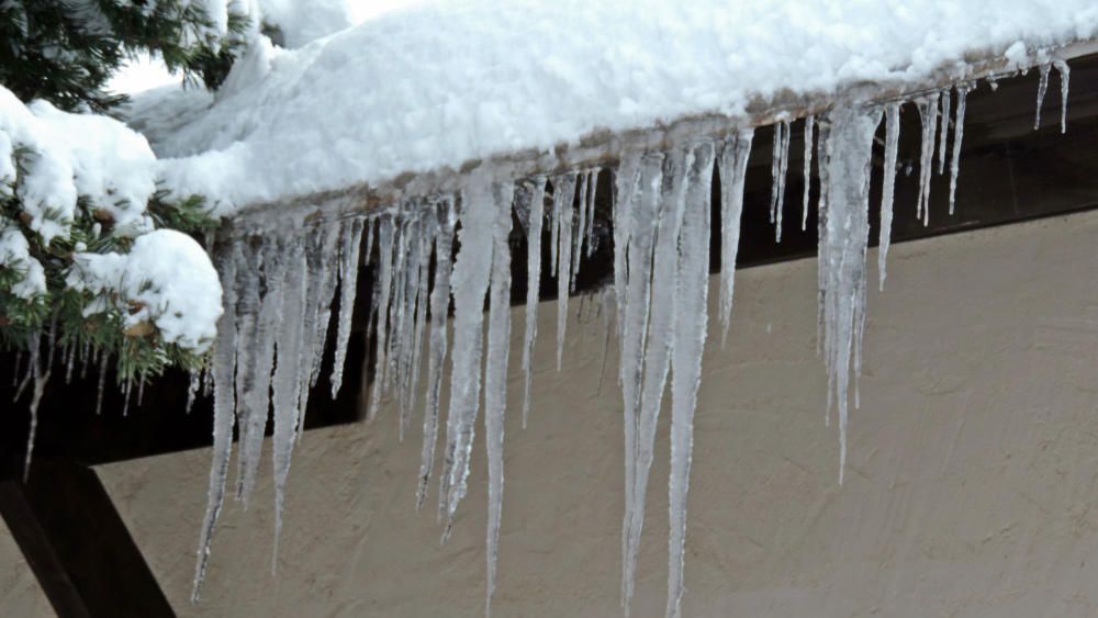 Caramell. Després de passar la nevada que va fer cap al vespre, a la nit es va serenar i amb les baixes temperatures es van fer aquestes candeles de gel.