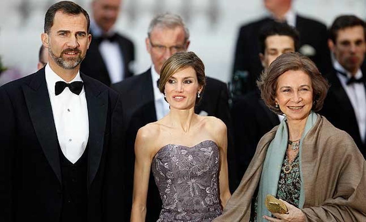 La reina Sofia, amb els prínceps d’Astúries, en el moment de la seva arribada al sopar de recepció previ al casament reial, en un hotel cèntric de Londres.
