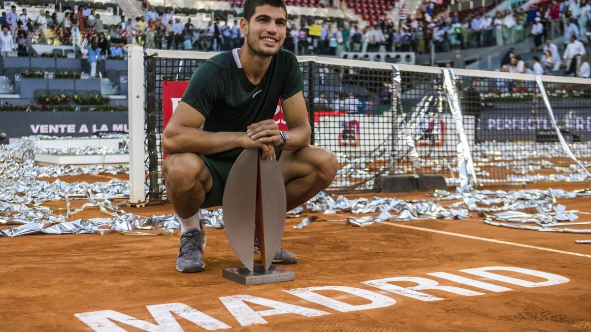 Carlos Alcaraz posa en Madrid con su segundo trofeo de Masters 1000. | EUROPA PRESS