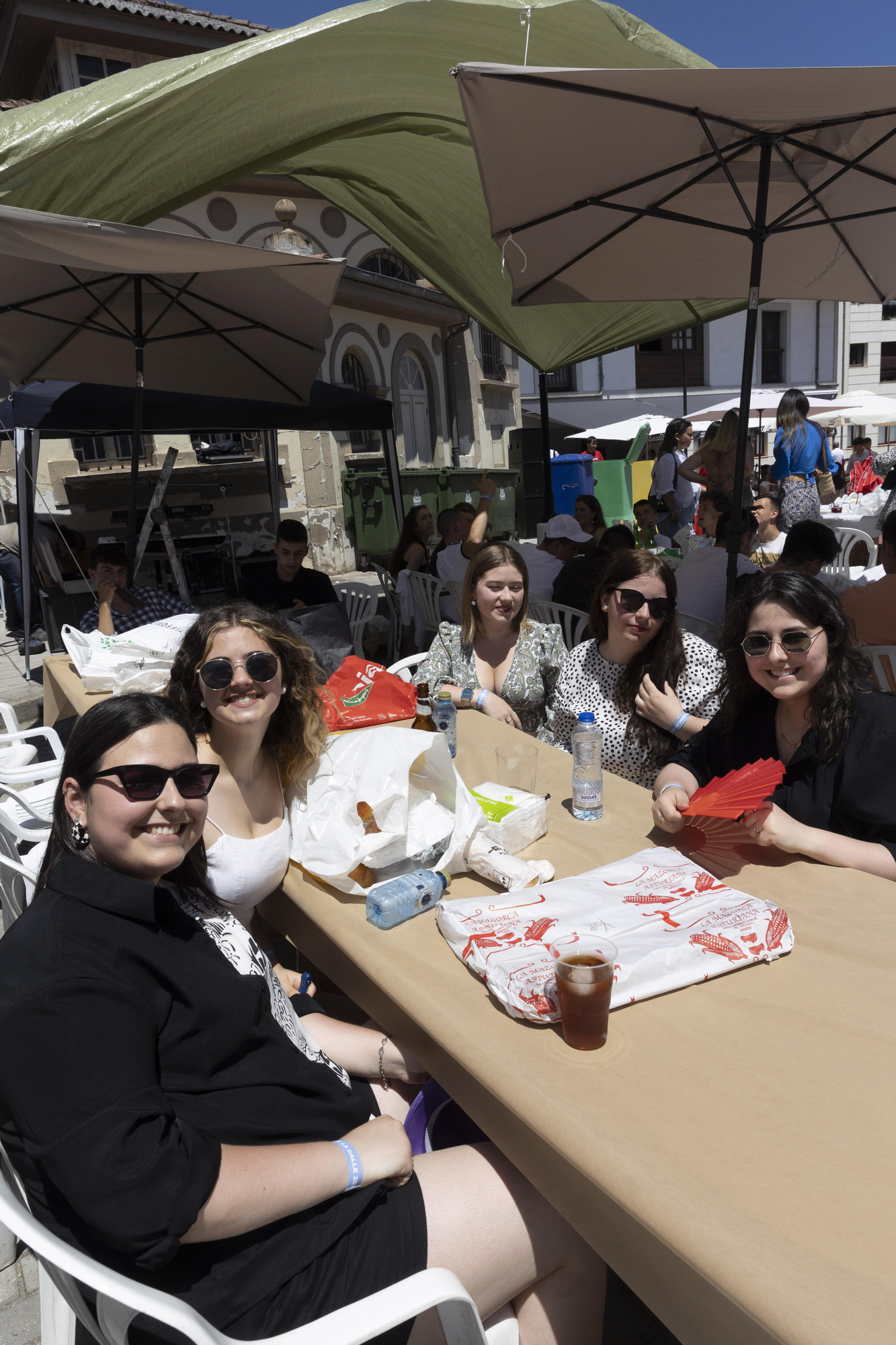 En imágenes: así fue la comida en la calle de Grado