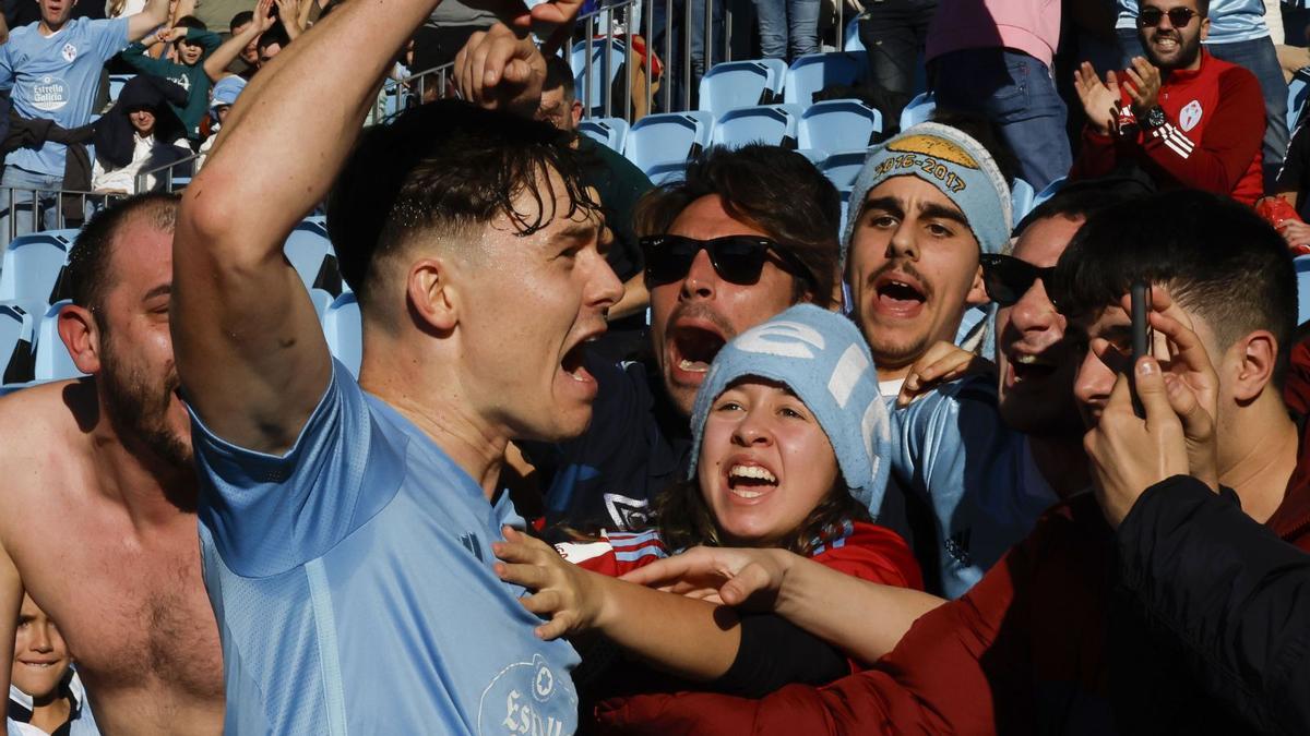 Larsen celebra con un grupo de aficionados uno de sus goles.