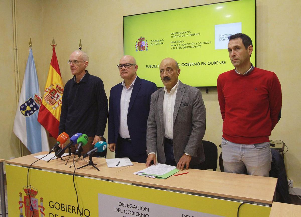 El subdelegado del Gobierno, el presidente de la Miño-Sil y dos comisarios de aguas. | |