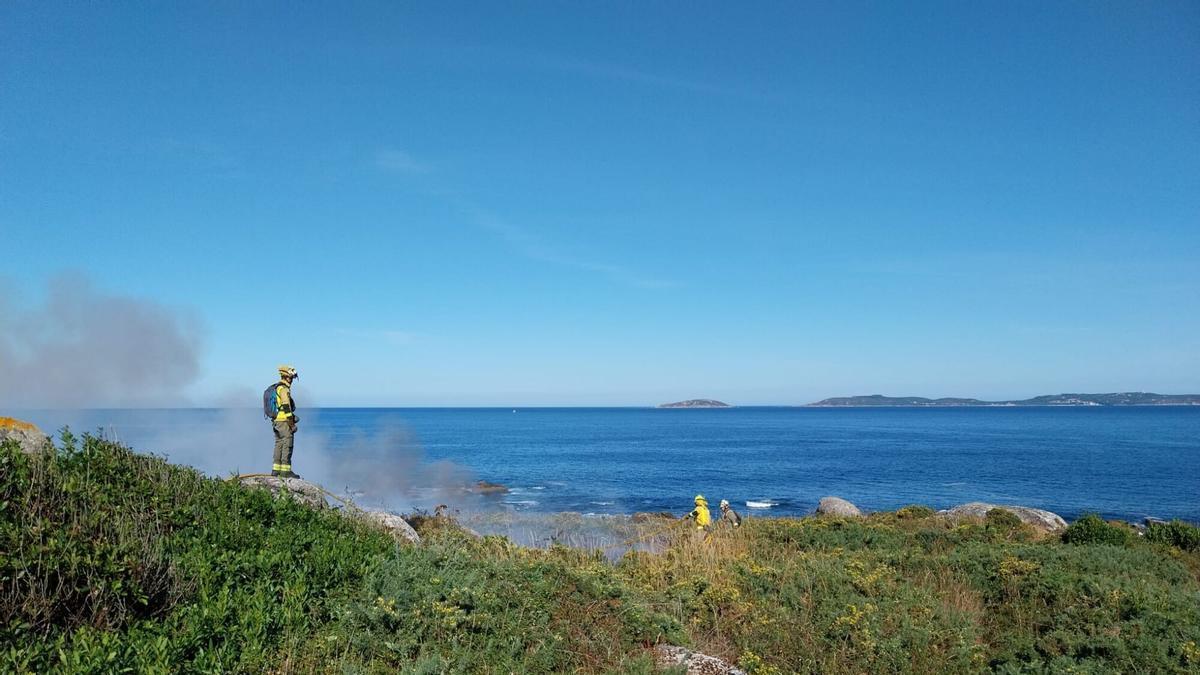 Extinción de un incendio en Cabo Udra el pasado 29 de junio.