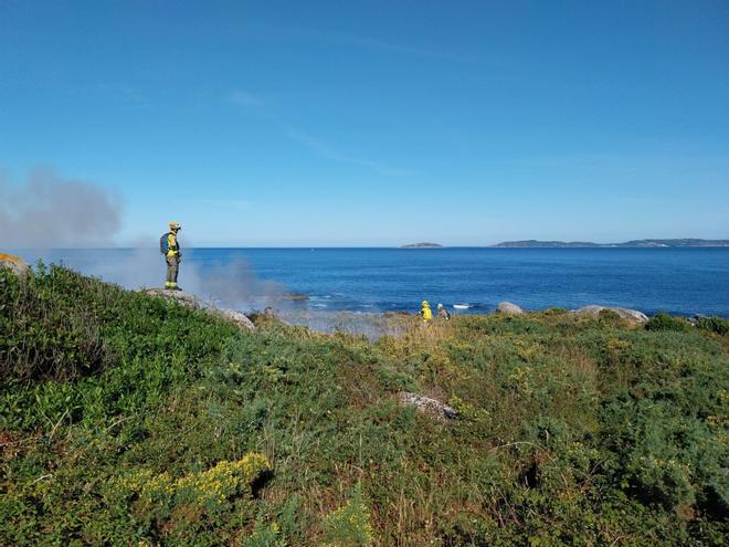 Fuego en una de las joyas medioambientales de O Morrazo: Cabo Udra, en Bueu.