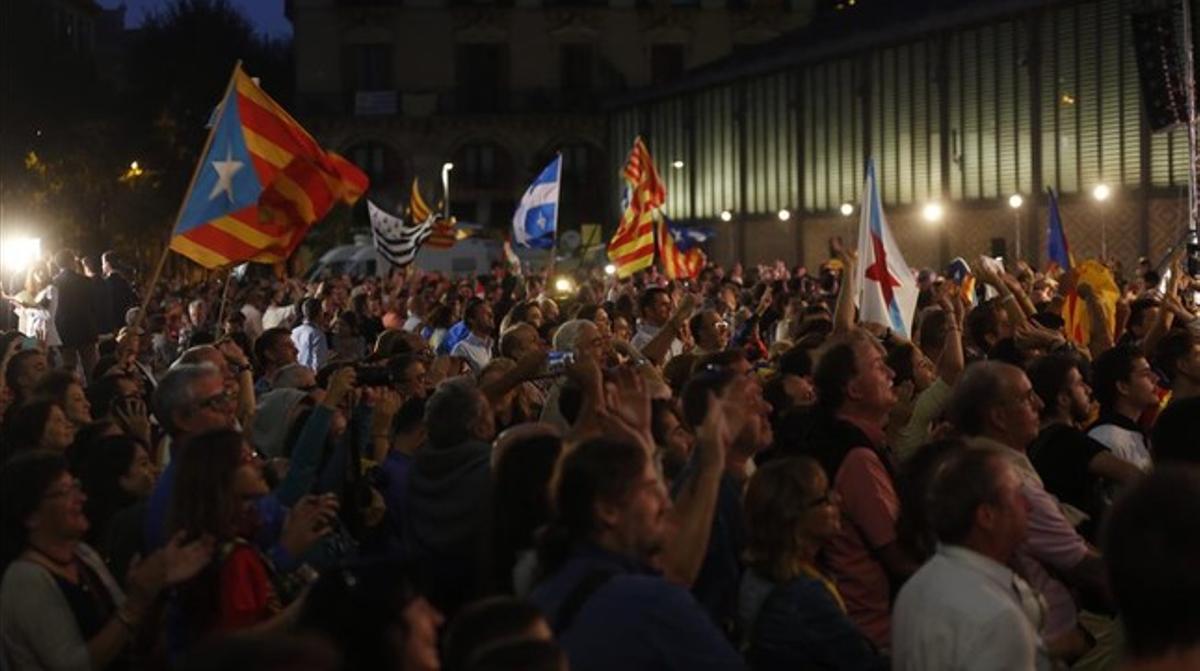 Simpatitzants de Junts pel Sí, aquest diumenge, davant del Born Centre Cultural, on la candidatura ha organitzat el seguiment de la nit electoral. Simpatitzants de Junts pel Sí, aquest diumenge, davant del Born Centre Cultural, on la candidatura ha organitzat el seguiment de la nit electoral.