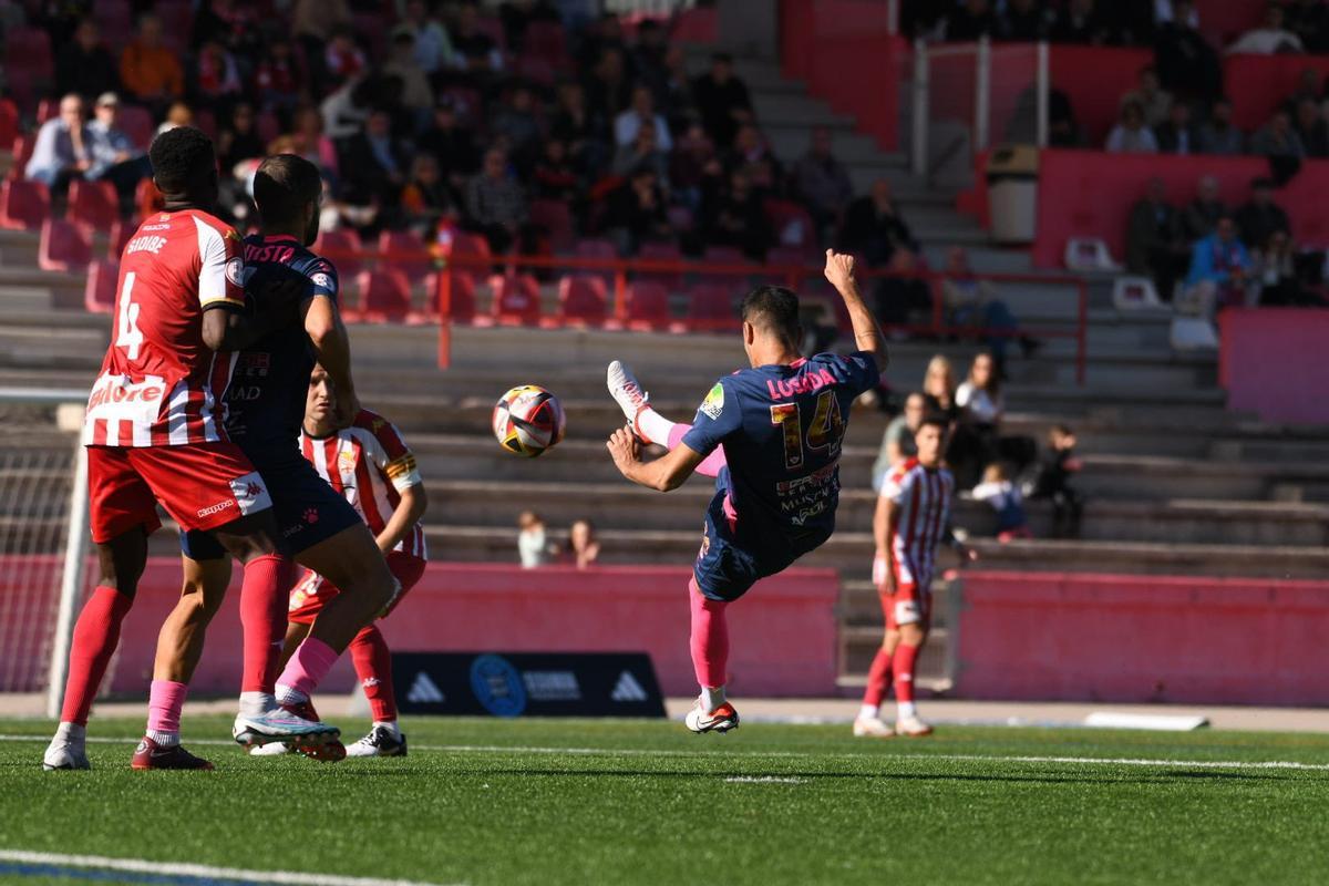 Losada, de la Penya Independent, en un espectacular remate frente al Manresa.