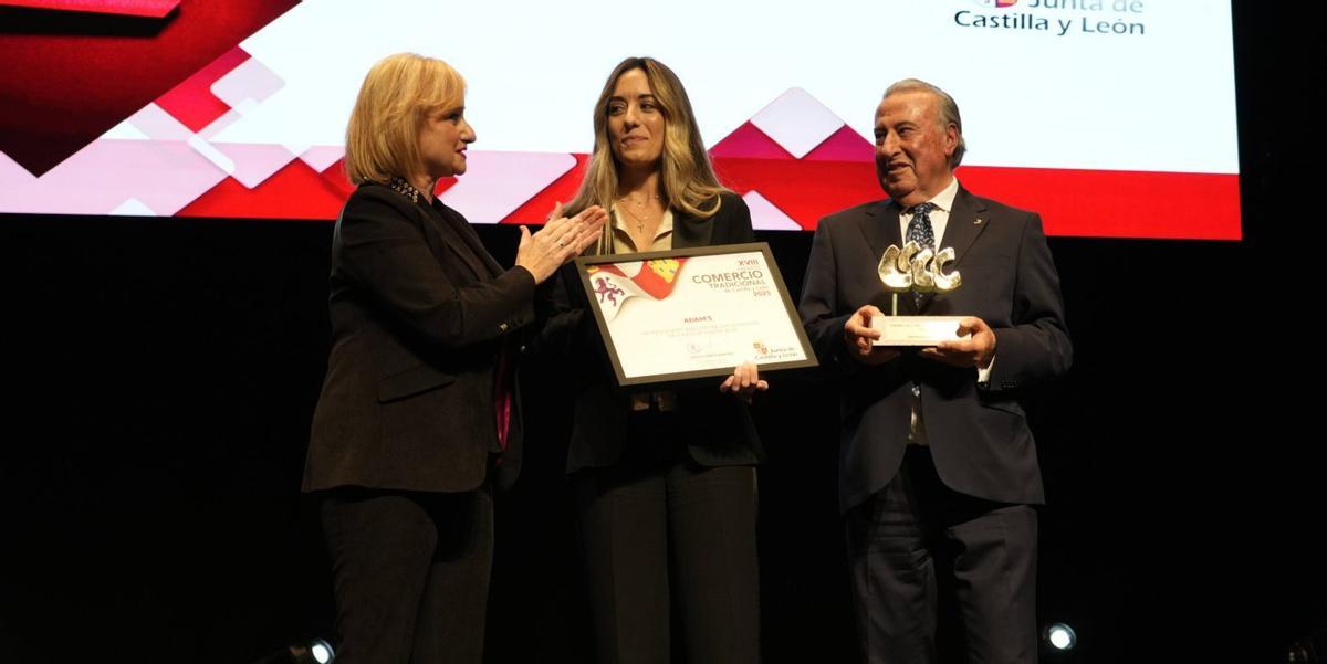 La consejera Leticia García (a la izquierda) entrega uno de los premios durante la gala.  | JOSE LUIS FERNÁNDEZ