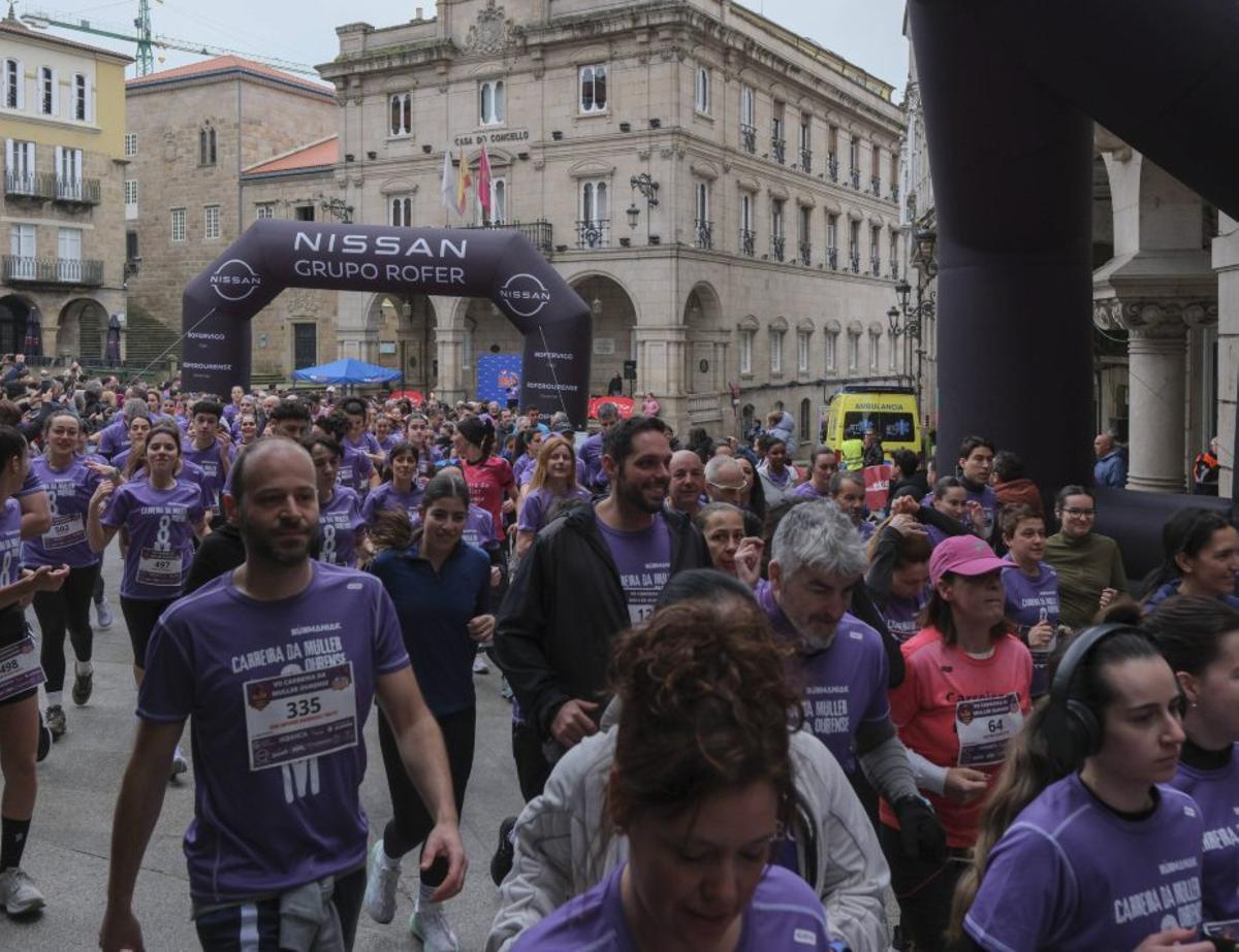 Una marea morada recorrió la ciudad en el primer acto del día del 8-M. | ROI CRUZ