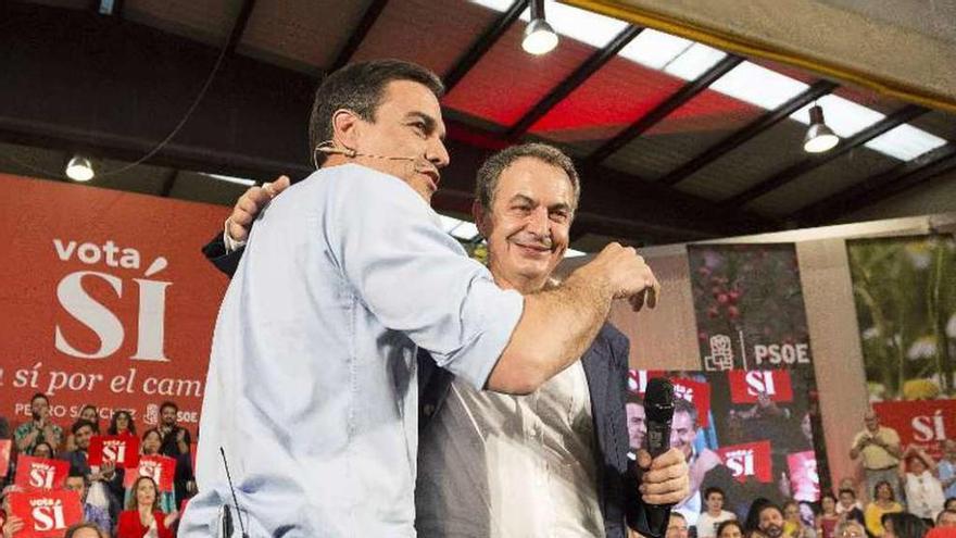 Sánchez y Zapatero se abrazan en un mitin en Valladolid. // Efe