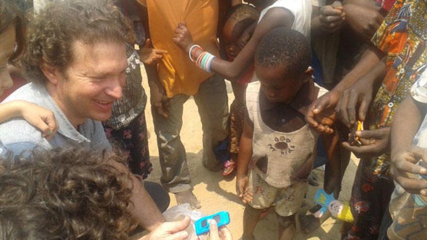 El ingeniero malagueño reparte material escolar y juguetes entre un grupo de niños del pueblo de Mboubissi.