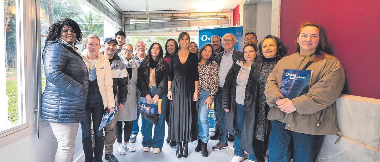 En el centro, de negro, la edil de Empleo, Leticia González. Detrás, a su izquierda y con jersey azul oscuro, el coordinador de «Oviedo Incluye», Eduardo Méndez, y a su lado, con camisa, el presidente de ADEIPA, Lorenzo Pañeda, junto a los alumnos tras la ceremonia de entrega de diplomas.