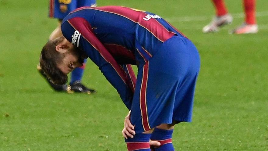 La mala noticia del partido: Piqué volvió a salir tocado