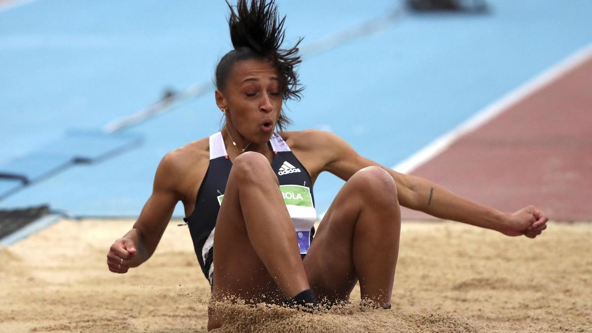 Ana Peleteiro, durante uno de sus saltos en Gallur. / Kiko Huesca