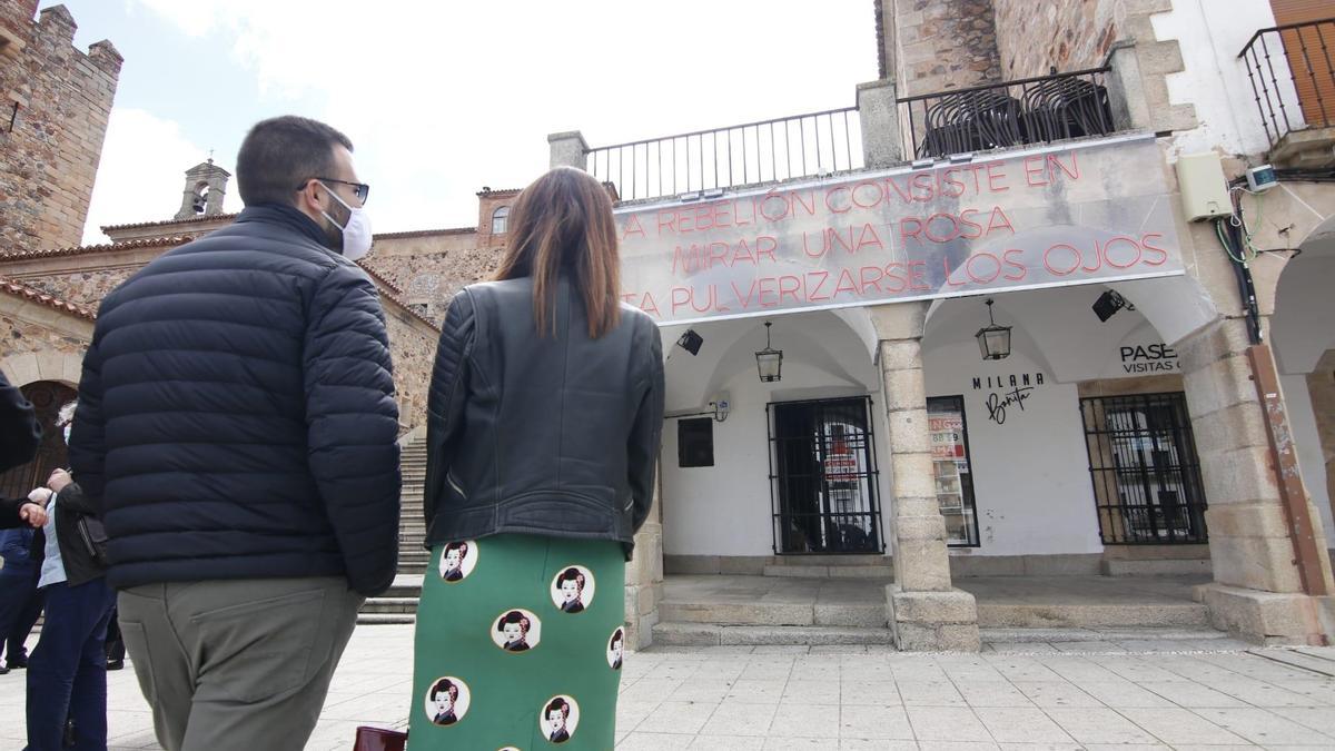 El alcalde y la consejera visitan el rótulo de Cáceres abierto que fue trasladado tras las quejas de asociaciones de aves.