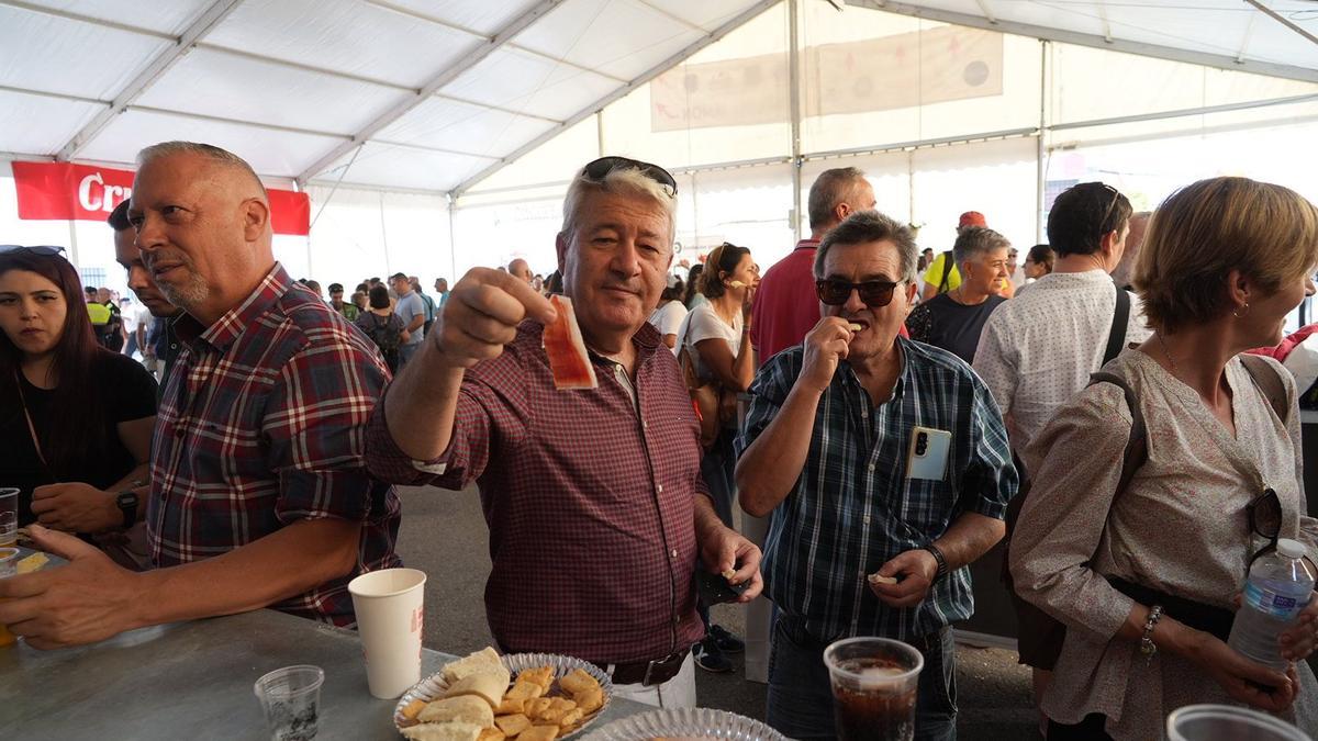 Visitantes degustan jamón ibérico DOP Los Pedroches en la pasada edición.