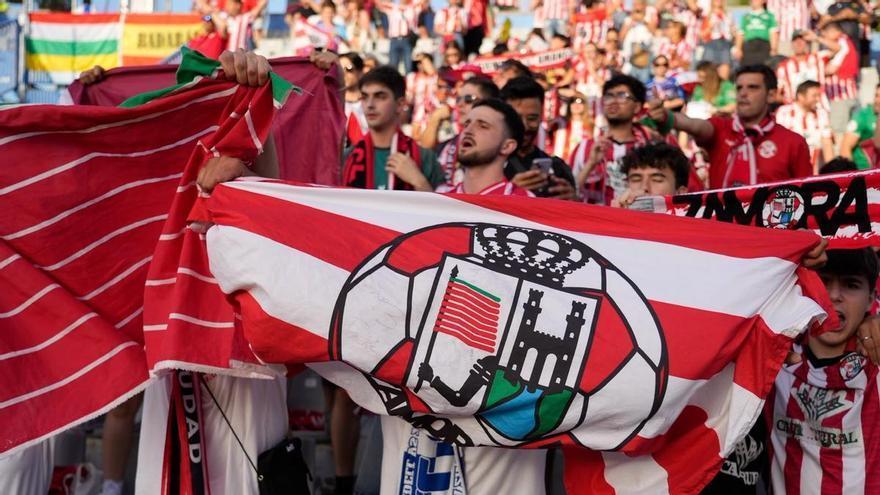 El Zamora ya calienta en Sabadell arropados por una afición de Primera