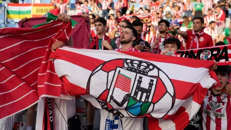 El Zamora ya calienta en Sabadell arropados por una afición de Primera