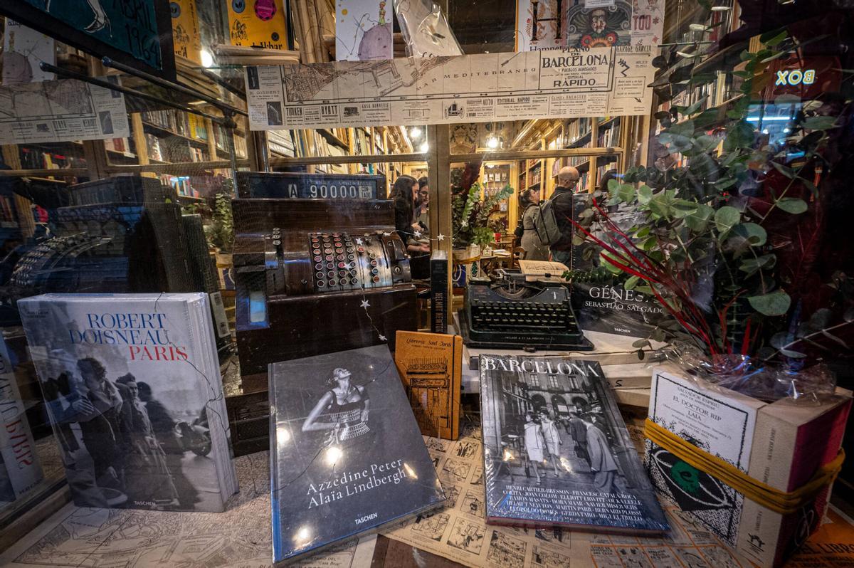 Barcelona 10/12/2025 Barcelona. La antigua propietaria de la librería, Cristina Riera, y su sucesor al frente del negocio, Rafa Serra. Reapertura librería Sant Jordi. AUTOR: MANU MITRU