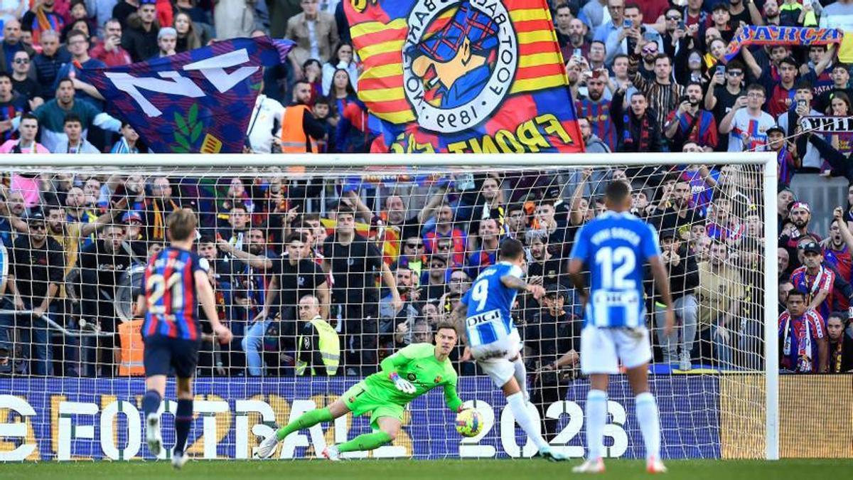 Joselu marca el gol del Espanyol de penalti en el Camp Nou.