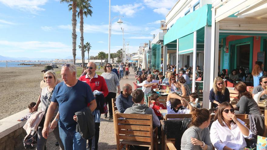 El sol y una agradable temperatura presidieron la jornada de Año Nuevo, lo que animó a muchísimos malagueños a salir a pasear o a practicar deporte. Las calles, los paseos marítimos y los chiringuitos de la capital presentaron un animado aspecto en el primer día del recién estrenado 2018. En la imagen, la zona de Pedregalejo, en Málaga capital.