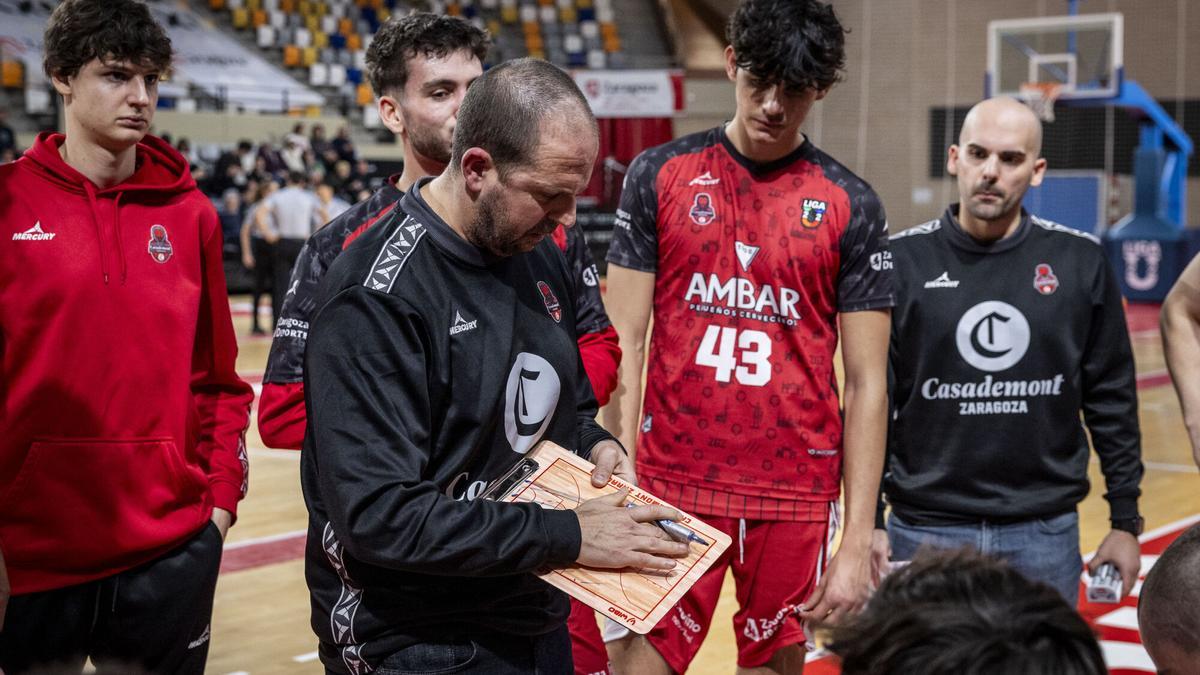 Jorge Serna da instrucciones durante un tiempo muerto.