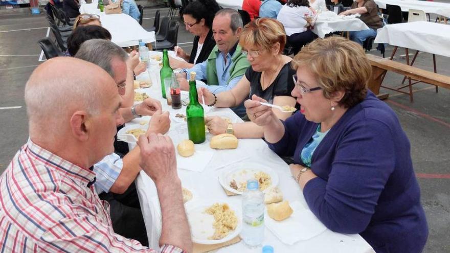 La arrozada organizada por la asociación San Bartolomé de Baíña.