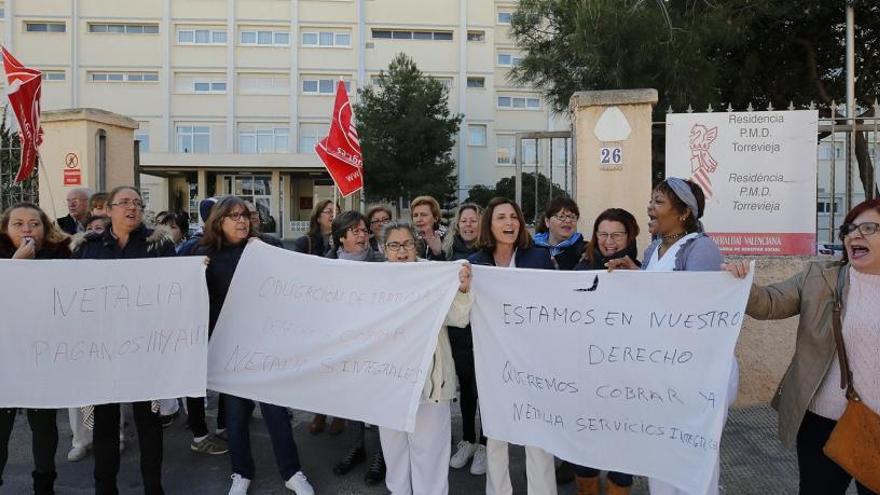 Imagen de la protesta de este martes de las trabajadoras de limpieza respaldada por algunos usuarios de la residencia/Foto Joaquín Carrión