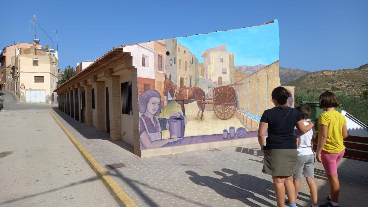 El mural pintado en un extremo del lavadero, que representa la fuente que hay en el otro extremo