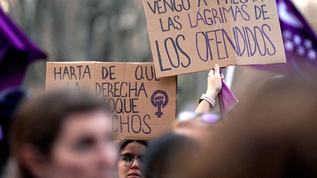Miles de mujeres se manifiestan durante el 8M en Madrid