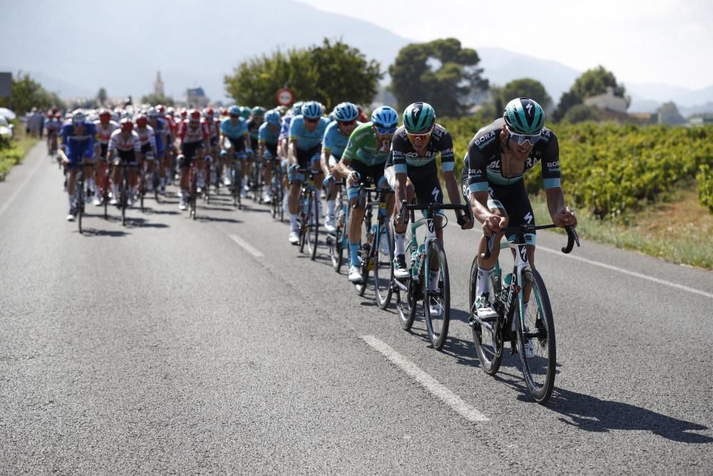 El ciclista colombiano del Movistar se adjudica en solitario la segunda etapa tras escaparse a tres kilómetros de la meta situada en la avenida de los Ejércitos