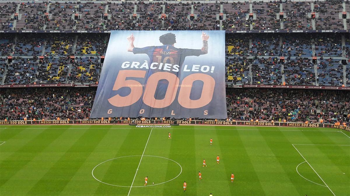 El Camp Nou lució una pancarta dedicada a los 500 goles de Messi