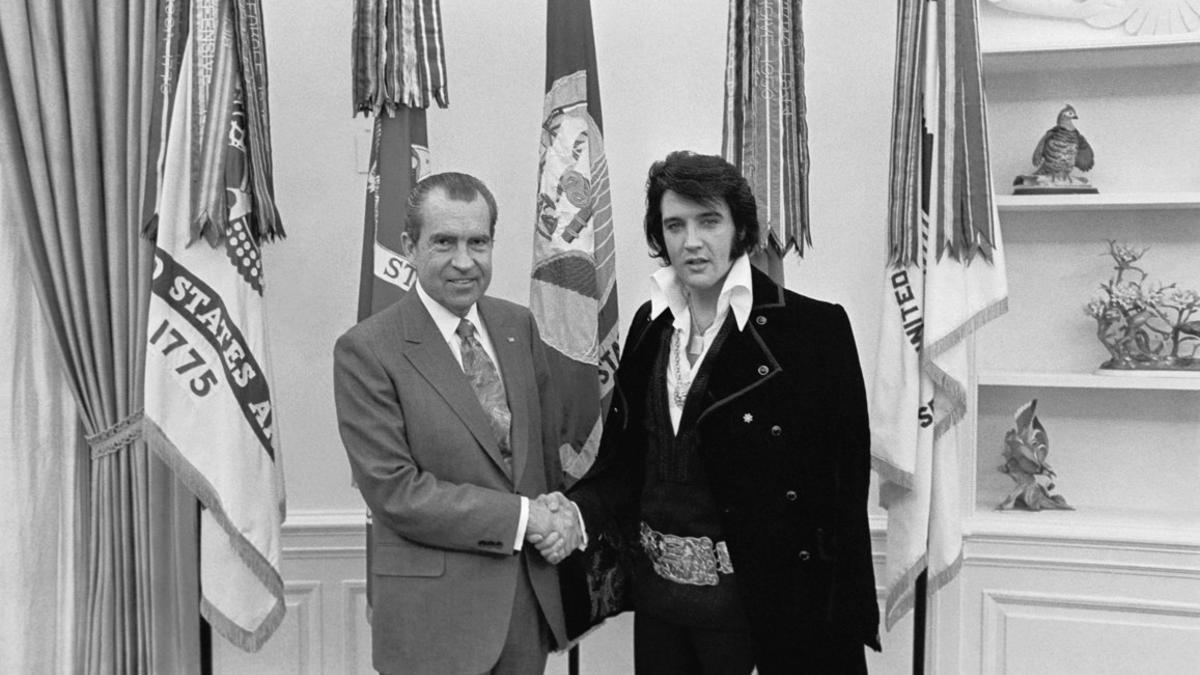 El presidente Richard Nixon recibie a Elvis Presley en la Casa Blanca, el 21 de diciembre de 1970.