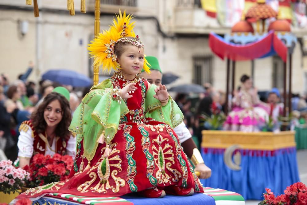 Los niños de todas las comparsas consiguen lucirse durante el Desfile Infantil a pesar del tiempo