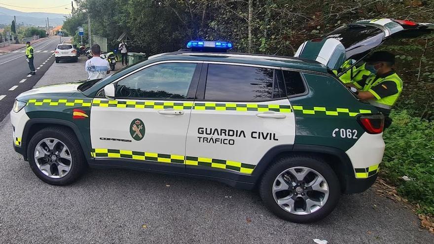 Los agentes realizando pruebas de alcoholemia en la bajada de Lobeira.