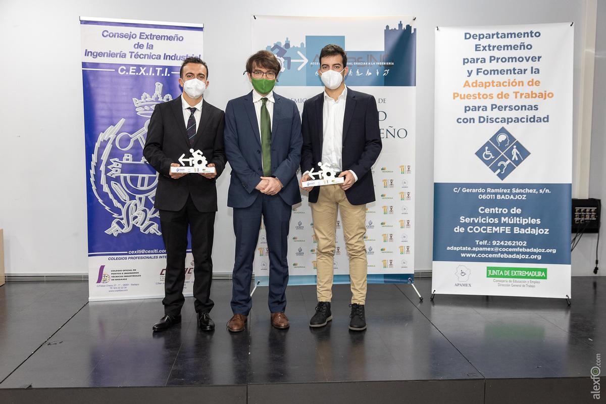 David Martín Arevalillo, flanqueado por los ganadores de esta edición de AccesING.