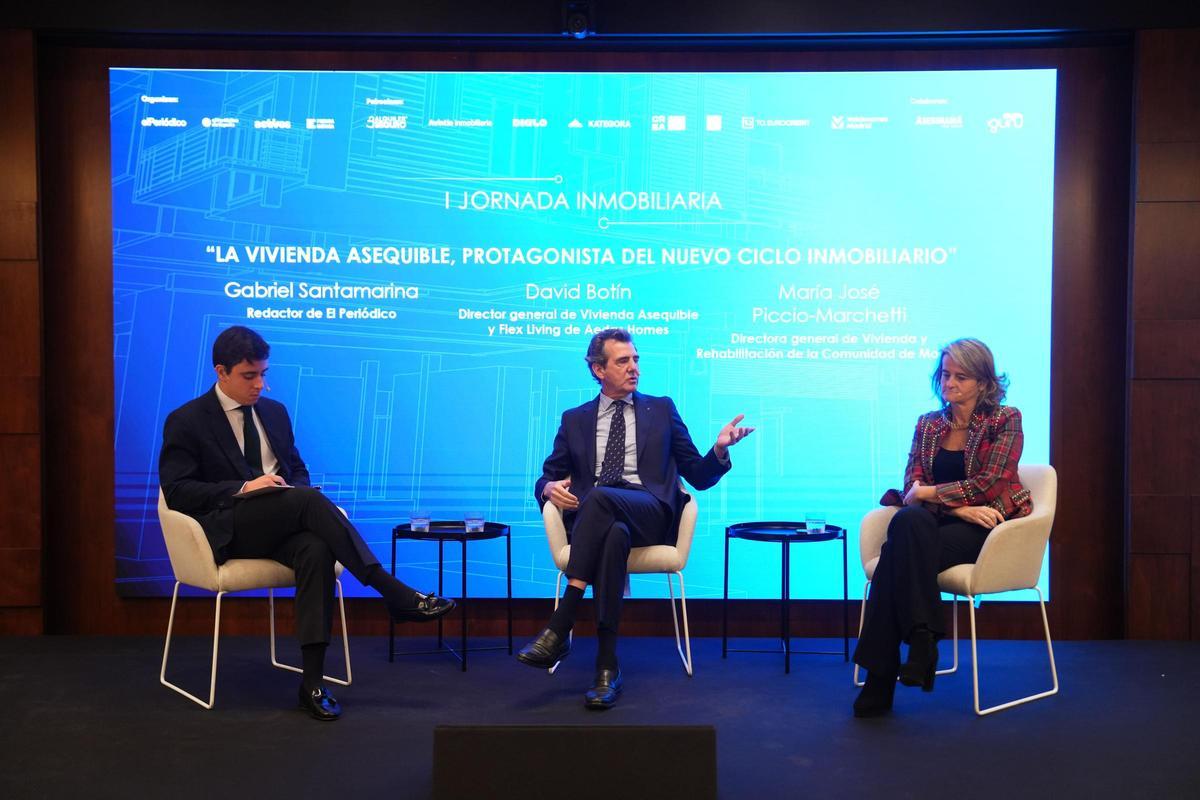De izquierda a derecha: Gabriel Santamarina, periodista de Prensa Ibérica; David Botín, director general de Vivienda Asequible y Flex Living de Aedas Homes, y María José Piccio-Marchetti, directora general de Vivienda y Rehabilitación de la Comunidad de Madrid
