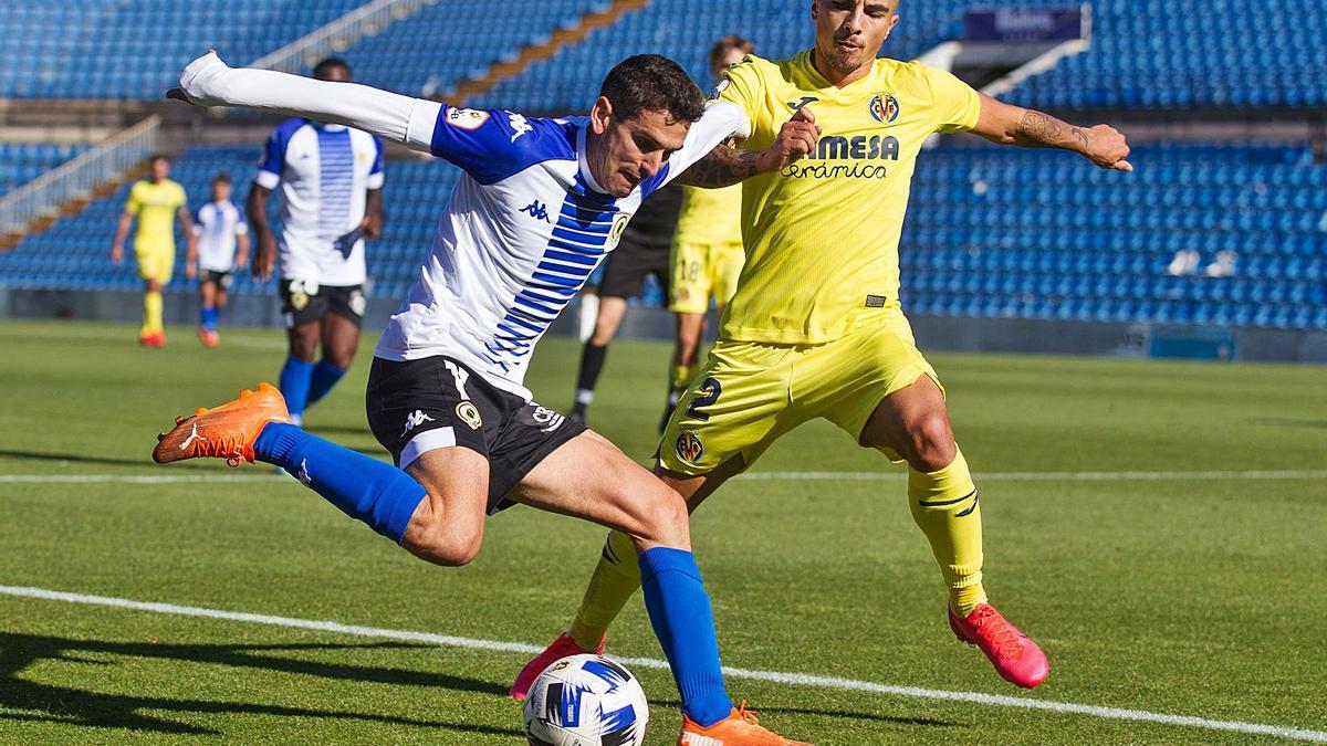 Jesús Alfaro controla el balón durante el partido ante el Villarreal B. |