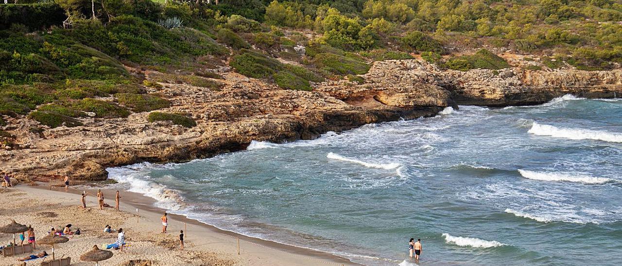 La playa de Cala Mandia presentaba un fuerte oleaje horas después del siniestro. | GULLEM BOSCH