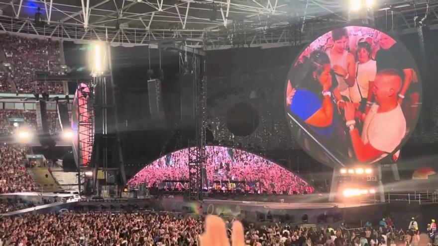 Chris Martin canta y bromea con una pareja que se compromete ante la pantalla gigante en el concierto de Coldplay en Londres
