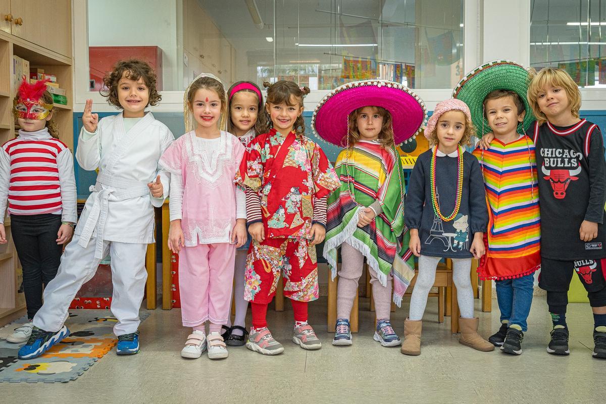 Un grupo de niños se disfraza en una de las actividades organizadas por el centro.